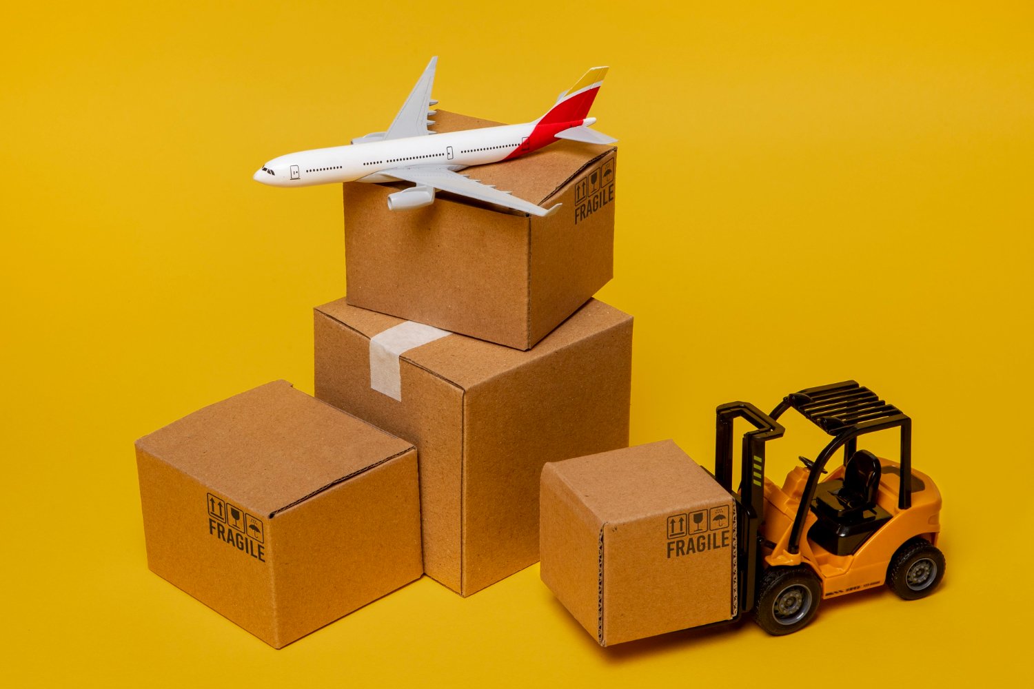 Tableau de bord logistique affiché sur un ordinateur portable